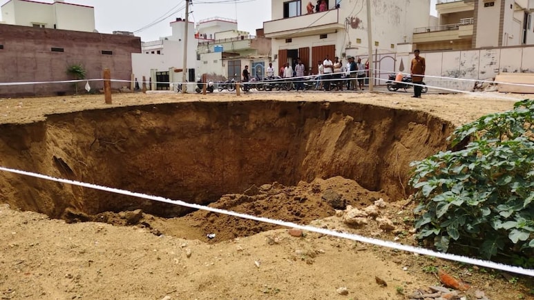 बीकानेर के रिहायशी इलाके में अचानक धंसी जमीन, बन गया 40 फीट गहरा गड्ढा; देखें तस्वीरें