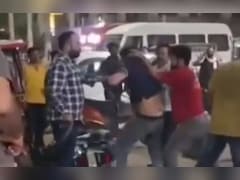 हाईवे पर गुंडागर्दी! युवक की शर्ट उतरवाकर बेल्ट से पीटा, पुलिस पहुंचने से पहले फरार हुए हमलावर