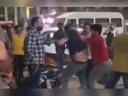 हाईवे पर गुंडागर्दी! युवक की शर्ट उतरवाकर बेल्ट से पीटा, पुलिस पहुंचने से पहले फरार हुए हमलावर