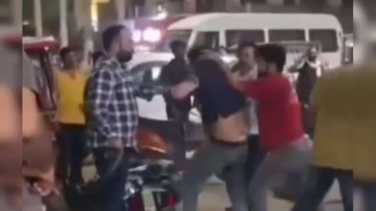 हाईवे पर गुंडागर्दी! युवक की शर्ट उतरवाकर बेल्ट से पीटा, पुलिस पहुंचने से पहले फरार हुए हमलावर