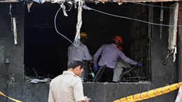 एक-दूसरे की बाहों में मिले पति-पत्नी के शव, बच्चे की ख्वाहिश लेकर आए थे दिल्ली, होटल की आग में जिंदा जल गए