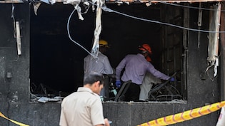 दिल्ली होटल आग: 'फ्लरिश स्टे' के पास नहीं था फायर NOC, 21 की मौत; शटर काटकर बेसमेंट में घुसी टीम