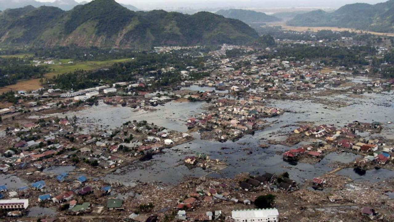 This US Navy handout photo taken 02 January 2005 shows a village along the coast of Sumatra in ruins after an earthquake and tsunami stuck off the coast 26 December. Helicopters assigned to Carrier Air Wing Two (CVW-2) and sailors from the USS Abraham Lincoln (CVN 72) were conducting humanitarian operations in the wake of the double disaster that struck the area. (Photo by Handout / US NAVY / AFP)