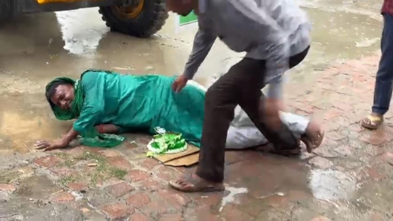 लालू यादव का जन्मदिन मनाने में JCB से केक लेकर गिरे नेता केदार यादव, वीडियो वायरल