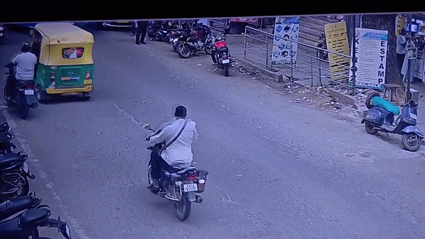 VIDEO: बाइक परा जा रहे शख्स के सिर पर गिरी पेड़ की टहनी, गिरते ही कोमा में पहुंचा