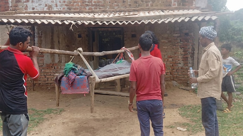सड़क न होने से 4 KM तक खाट पर ले जाना पड़ा महिला का शव, मौत के बाद अंत&zwj;िम संस्&zwj;कार अग्निपरीक्षा जैसा
