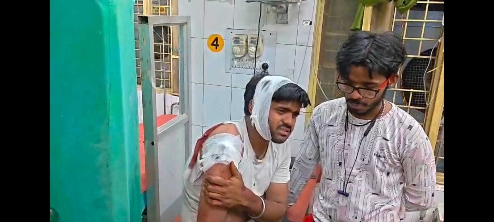 गोलगप्पा खिलाना पड़ा भारी: ललितपुर में सनकी आशिक ने चाट ठेले वाले को चाकू से गोदा