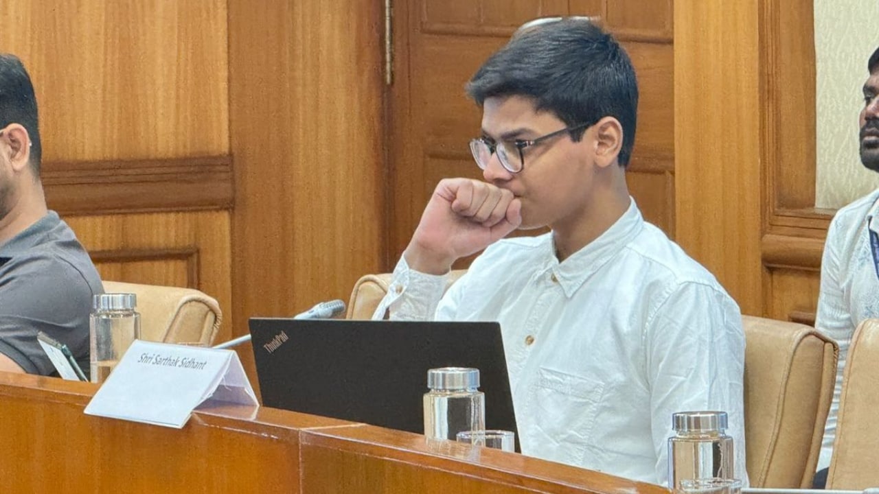 सार्थक सिद्धांत ने NDTV को बताया IIT से नहीं मिला जॉब ऑफर, CAG से मांग ली नौकरी