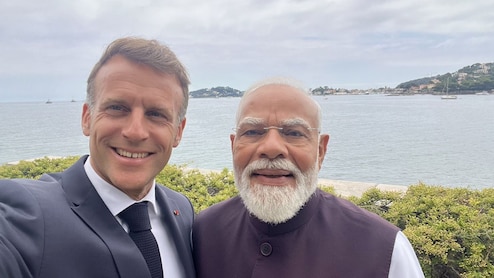नीस में एक फ्रेम में दिखे मोदी-मैक्रों, सेल्फी में नजर आई भारत-फ्रांस के रिश्तों की गर्मजोशी