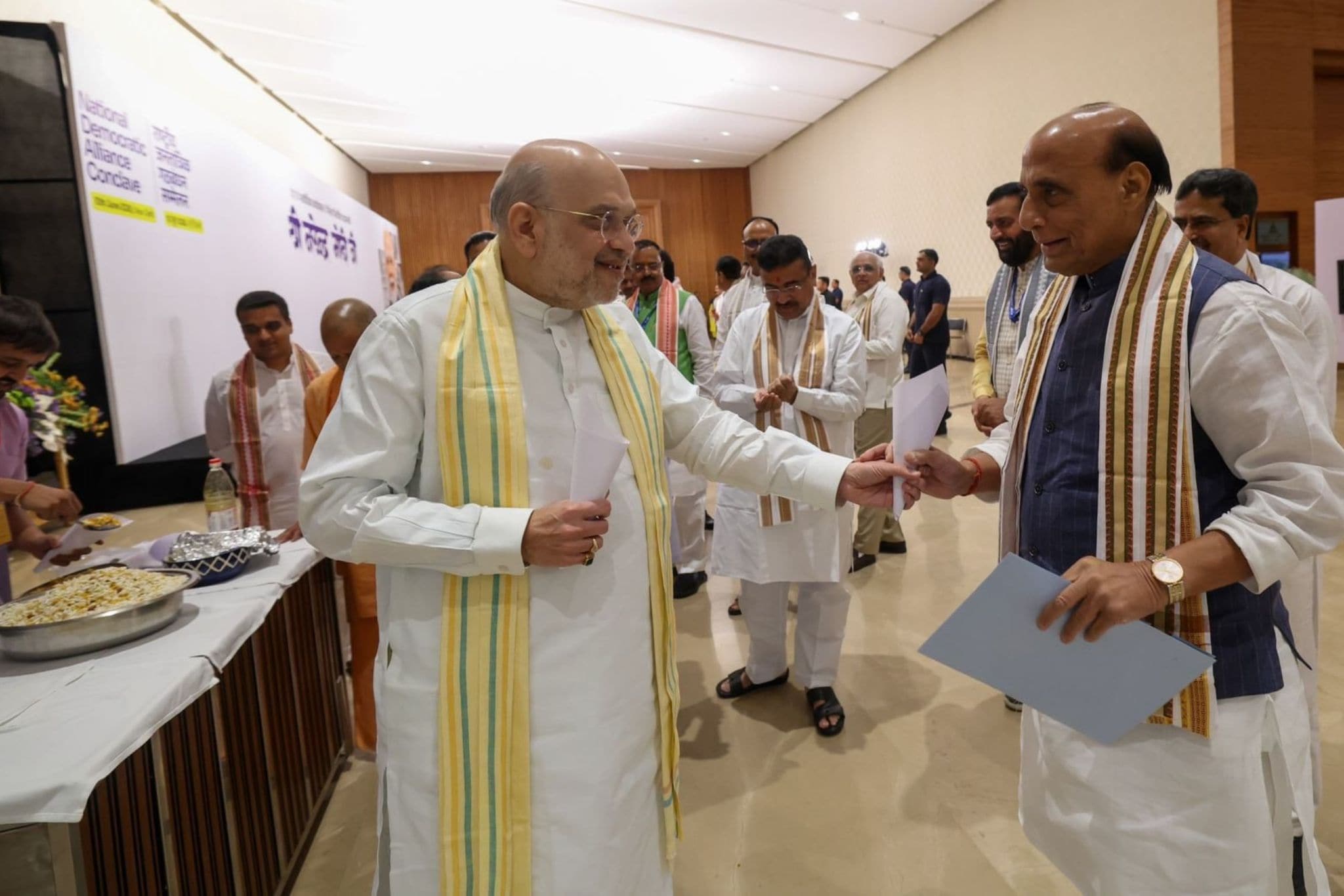 रक्षा मंत्री राजनाथ सिंह के साथ गृह मंत्री अमित शाह 
