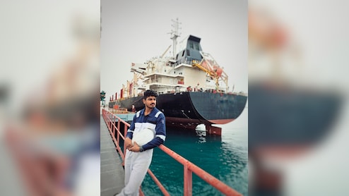 &ldquo;जहाज के ऊपर से गुजरती थीं मिसाइलें&rdquo;, स्ट्रेट ऑफ होर्मुज में फंसे रायपुर के रुद्रांश ने सुनाई दहशत भरी कहानी