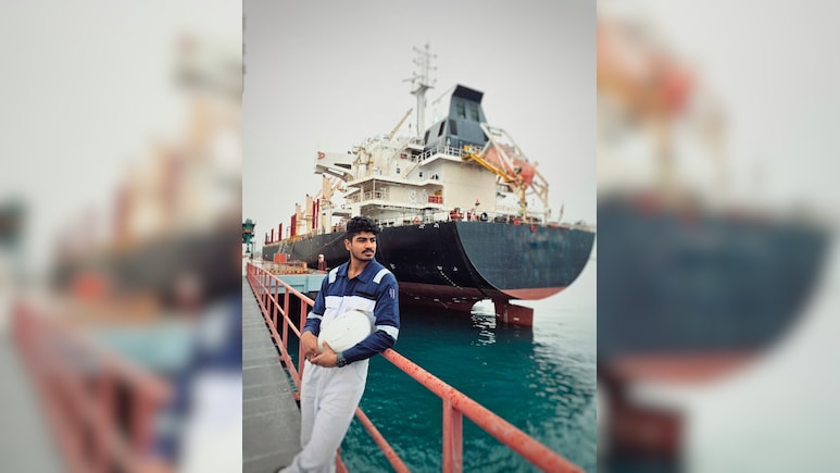 &ldquo;जहाज के ऊपर से गुजरती थीं मिसाइलें&rdquo;, स्ट्रेट ऑफ होर्मुज में फंसे रायपुर के रुद्रांश ने सुनाई दहशत भरी कहानी