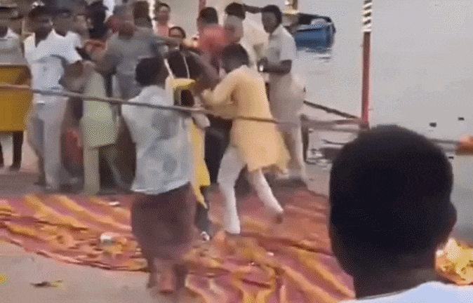 VIDEO: पुजारी ने महिला पर आरती से किया हमला, उज्जैन के रामघाट पर मच गया हंगामा