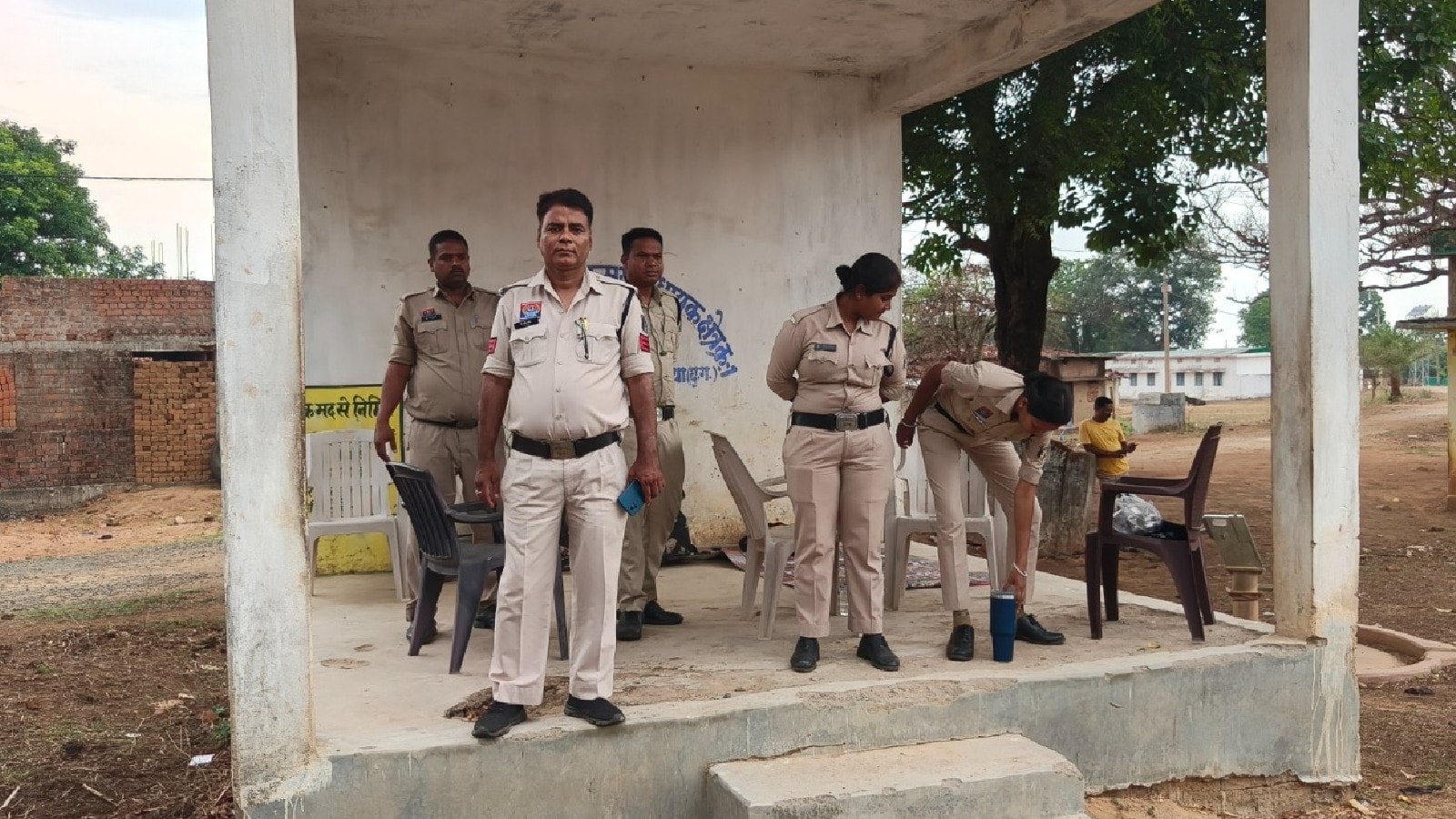 धारा 163 के बीच गांव में तैनात पुलिस बल. धारा 163 के बीच गांव में तैनात पुलिस बल.