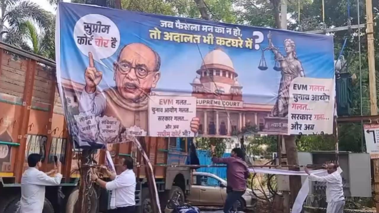 MP में अब पोस्टर वॉर: BJP कार्यालय के सामने लगा दिग्विजय का बैनर कांग्रेस कार्यकर्ताओं ने फाड़ा, क्या लिखा था?