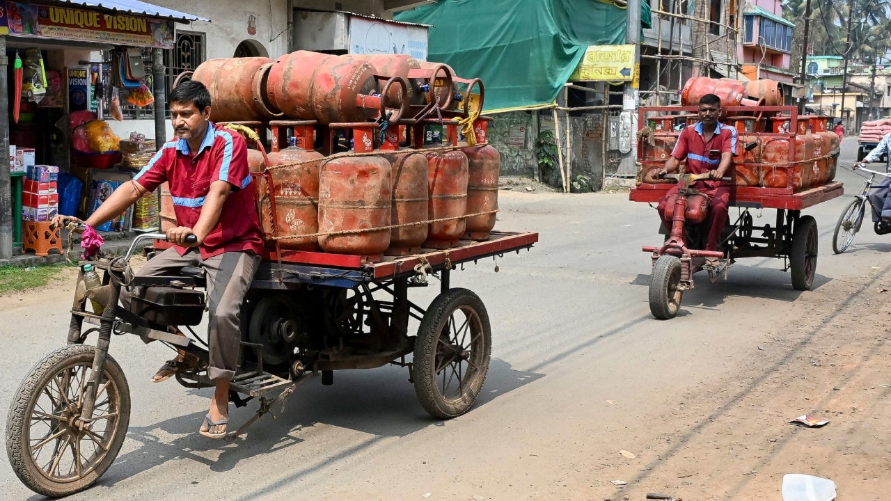 खाड़ी में जारी युद्ध की वजह से सरकार के ईंधन की जरूरतें पूरी करने के लिए अधिक खर्च करना पड़ रहा है.