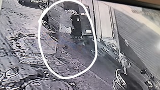 गोविंदपुरी में आग लगी या लगाई गई? संदिग्ध महिला की पुलिस को तलाश, बिल्डिंग से बाहर निकलते ही लगी थी आग