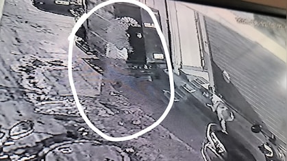 गोविंदपुरी अग्निकांड की संदिग्ध महिला की पुलिस को तलाश, CCTV में दिखी; बिल्डिंग से बाहर निकलते ही लगी थी आग
