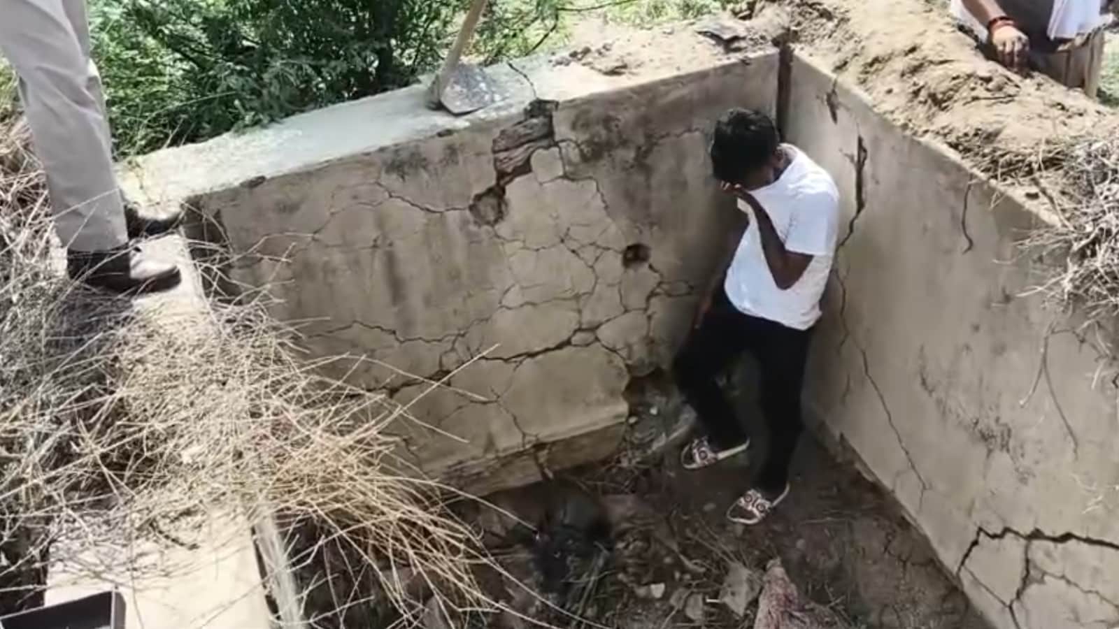 गड्ढे से कंकाल बरामद किया गया