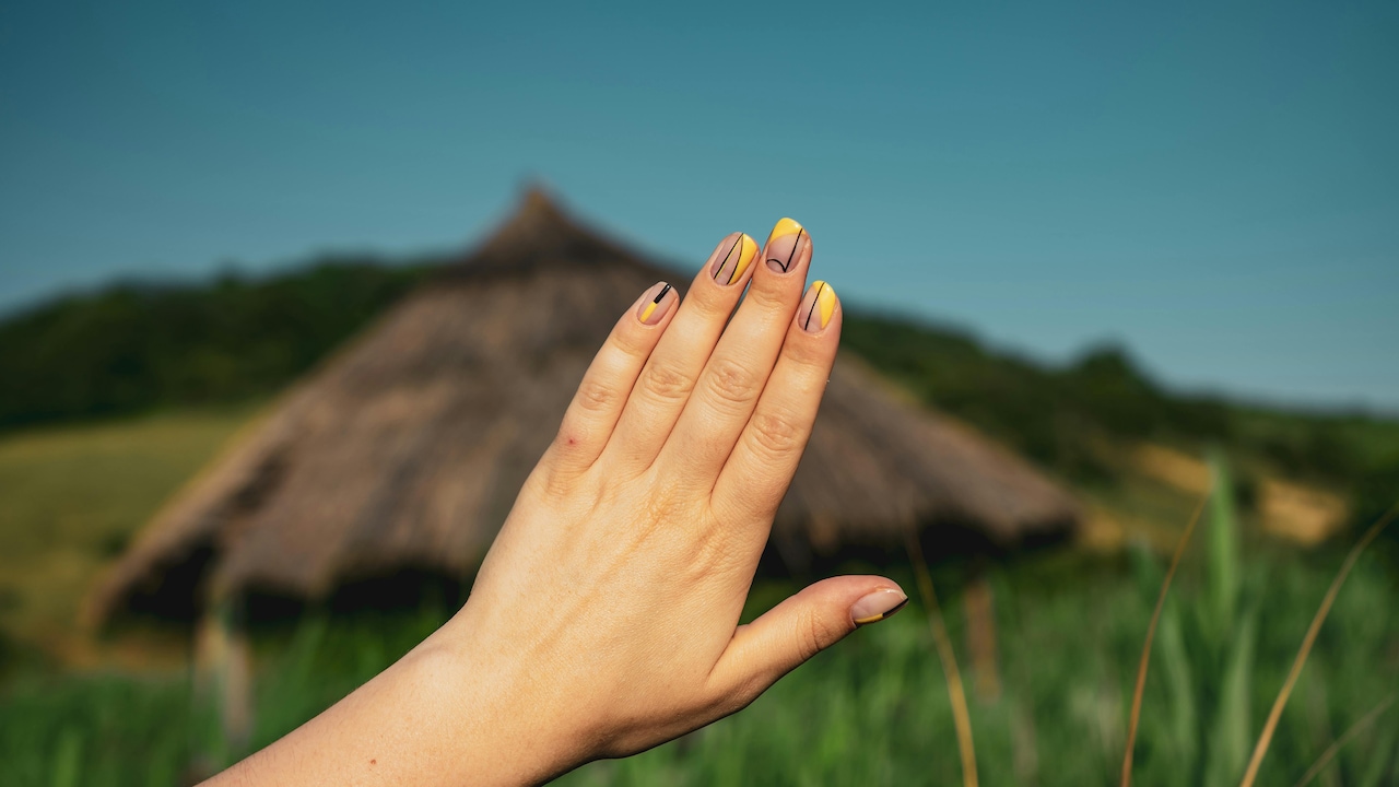 Which nail art accessories you can apply after nail polish?