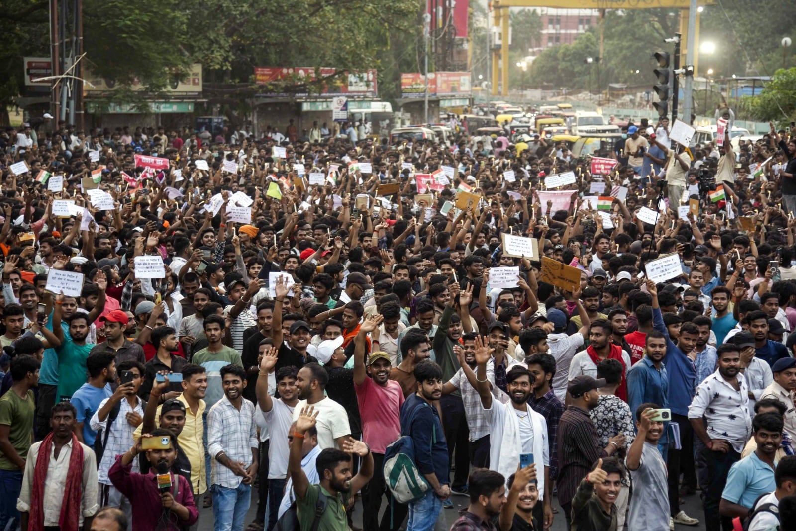 खान सर के कोचिंग के बाहर हुई फायरिंग की घटना के मामले में ज्ञानबिंदु कोचिंग के टीचर को गिरफ्तार किया गया है. उनकी रिहाई के लिए पटना की सड़कों पर छात्रों की भीड़ उमड़ पड़ी है.