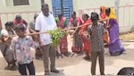 तेलंगाना के गांव में क‍िसानों को क्‍यों करनी पड़ रही है मेंढकों की पूजा, सच जानकर आपके भी उड़ जाएंगे होश