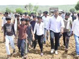 बुलडोजर एक्शन के बीच इंची टेप लेकर सड़क पर उतरे अशोक चांदना, बोले- गरीबों के साथ अन्याय नहीं होगा