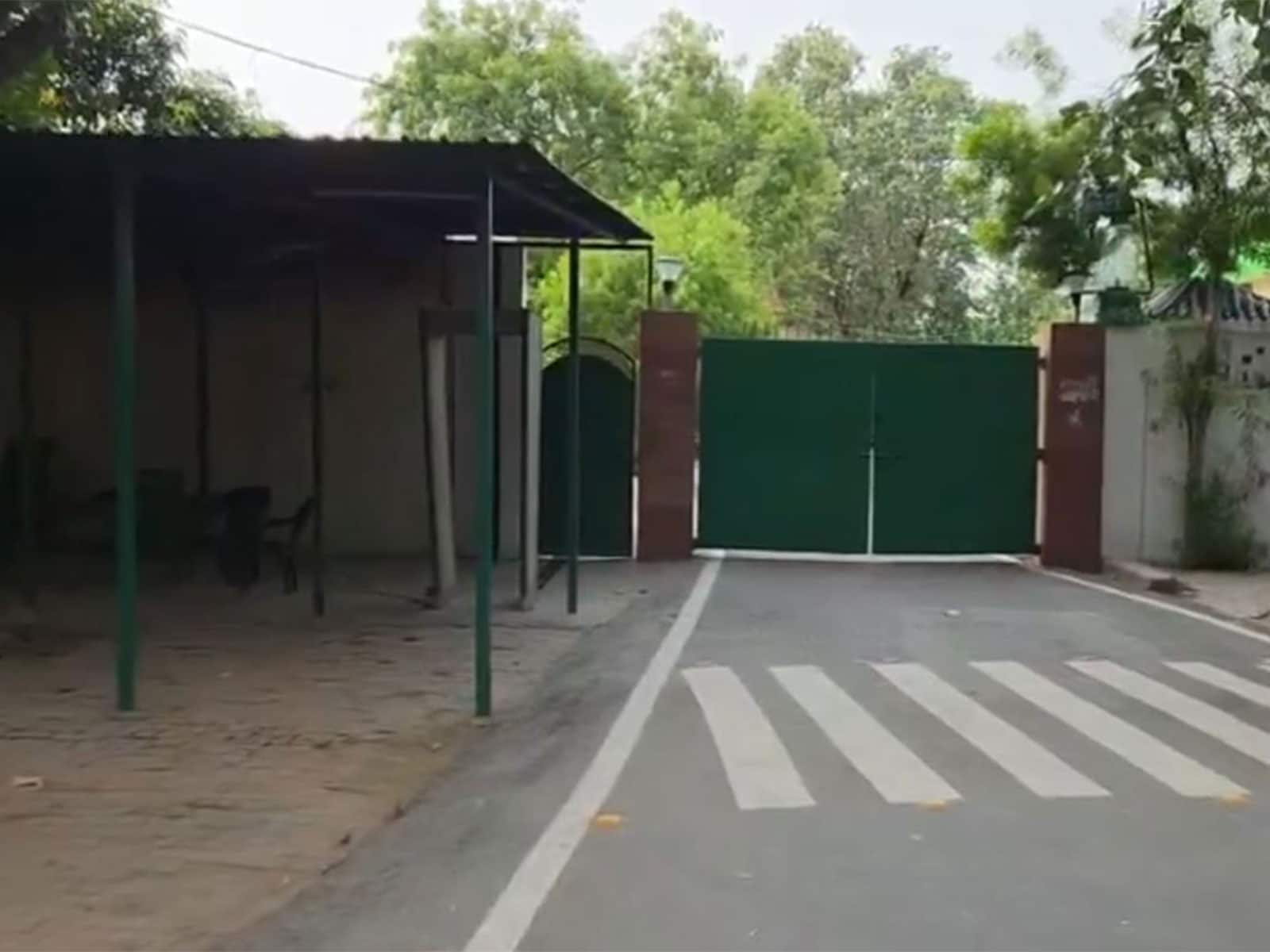 पटना स्थित लालू प्रसाद यादव के आवास के बाहर से सुरक्षाकर्मियों को हटाए जाने के बाद की तस्वीर.