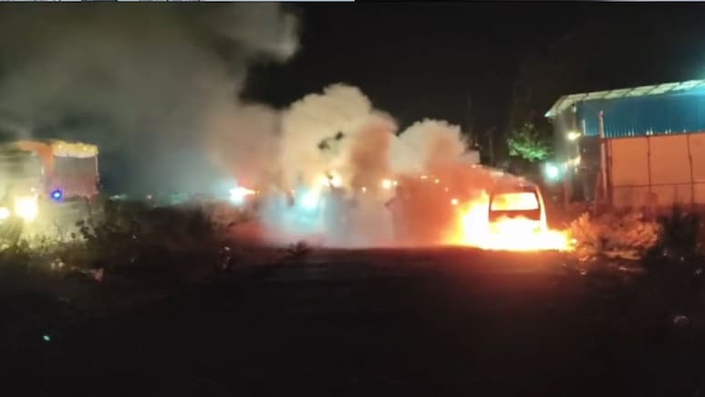 मौत के मुंह से निकले 5 दोस्त! शिवपुरी NH-46 पर आग का गोला बनी कार