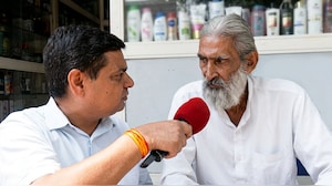 "बाहर से ताला, अंदर तड़प रहे थे लोग..." दिल्ली होटल अग्निकांड में चश्मदीद का दावा