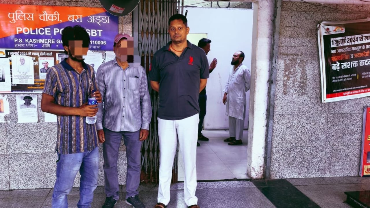 दिल्ली के कश्मीरी गेट पर हाई वोल्टेज ड्रामा, 5वीं मंजिल से कूदने वाला था शख्स, कैसे बची जान ?