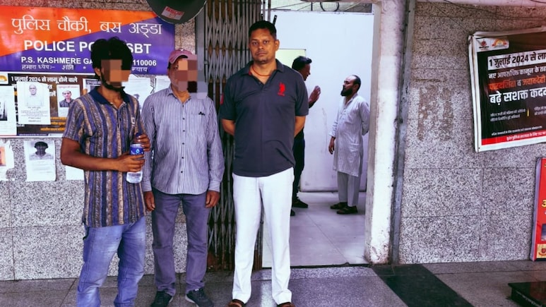 दिल्ली के कश्मीरी गेट पर हाई वोल्टेज ड्रामा, 5वीं मंजिल से कूदने वाला था शख्स, कैसे बची जान ?