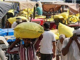 &nbsp;गाजियाबाद में खाद की किल्लत पर भड़के किसान, सहकारी समिति के गोदाम से जबरन उठा ले गए 350 कट्टे यूरिया
