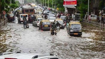 Mumbai Rains Havoc: Civic Body Employee Falls In Manhole In Front Of Mayor Ritu Tawde - Video