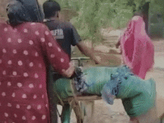 ओडिशा: साइकिल पर ले जाना पड़ा पिता का शव, अंतरजातीय विवाह से नाराज ग्रामीणों ने नहीं दिया कंधा