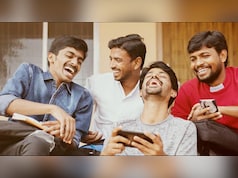 40 के बाद दोस्त क्यों दूर हो जाते हैं? वजह जानकर आज ही उन्हें कॉल करने का मन करेगा