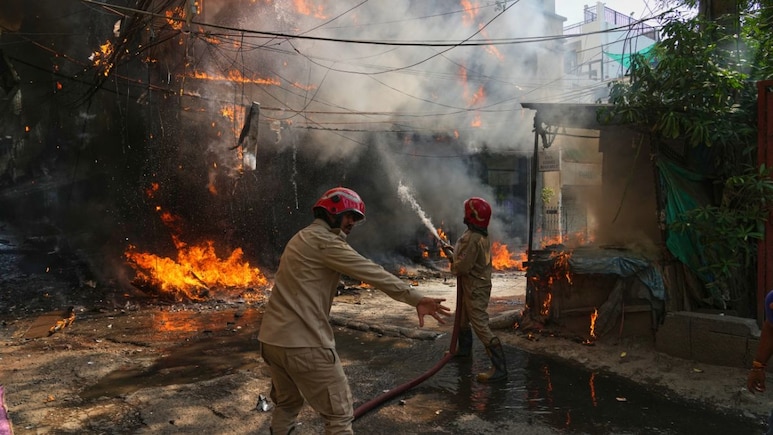 एक मंजिल की मंजूरी, पांच फ्लोर का निर्माण... दिल्ली के 'बर्निंग होटल' की 5 जानलेवा लापरवाहियां