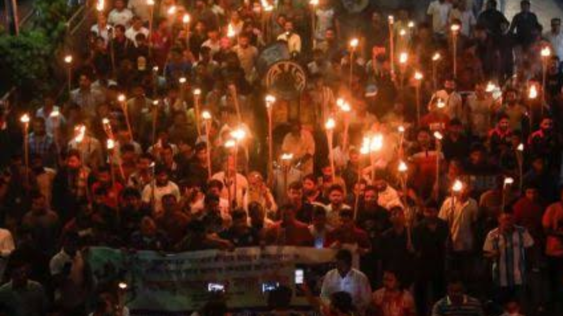 भगवान राम के अपमान पर बांग्लादेश में सड़कों पर उतरे हजारों हिंदू, सरकार को दी बड़ी चेतावनी