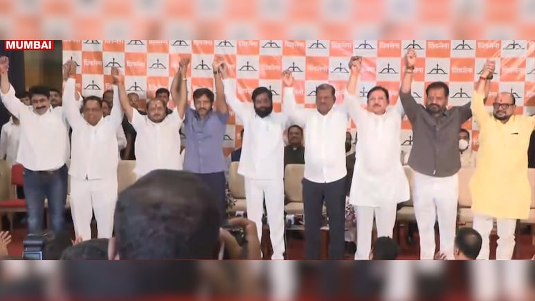एकनाथ शिंदे के घर जुटे 6 सांसद तो विधायकों को साथ लेकर बैठे उद्धव, दिए दो संदेश और बताया प्लान