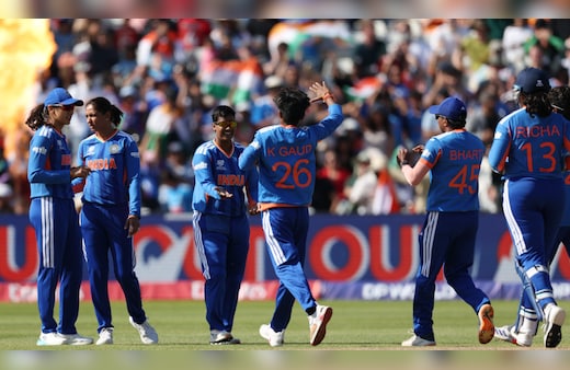 IND vs PAK LIVE Score: दीप्ति शर्मा की फिरकी का करिश्मा, पाकिस्तान को तीसरा झटका