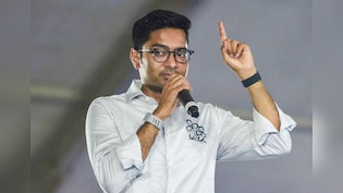 कोलकाता एयरपोर्ट पर बवाल, अभिषेक बनर्जी के पहुंचने से पहले आपस में भिड़े TMC-BJP कार्यकर्ता