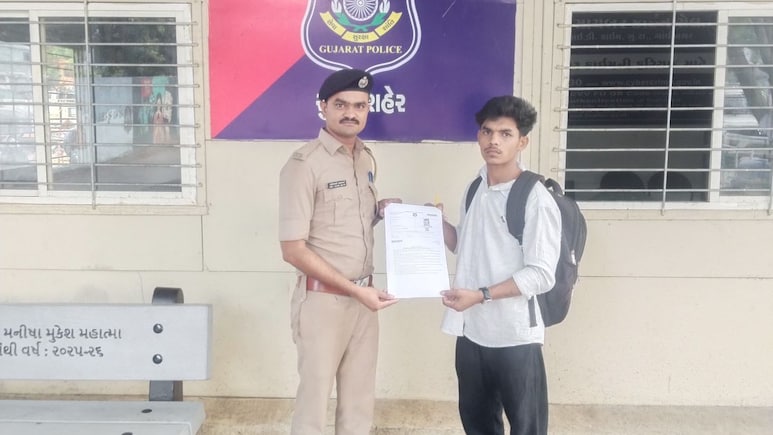 LRD भर्ती परीक्षा: भटके उम्मीदवारों के लिए फरिश्ता बनी सूरत पुलिस, समय पर पहुंचाया एग्जाम सेंटर