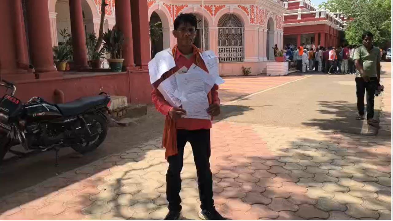 Jansunwai Shivpuri: शिकायतों की माला पहने हुए ग्रामीण
