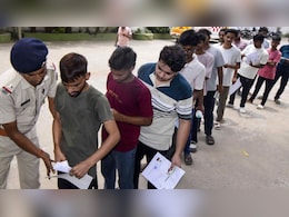 NEET किसी तरह निपट जाए, फिर से परीक्षा देने आए छात्रों में उम्मीद, निराशा, गुस्सा
