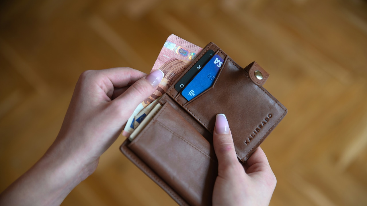 7 Wallets That Stop Clutter And Help You Carry Receipts, Coins Everywhere