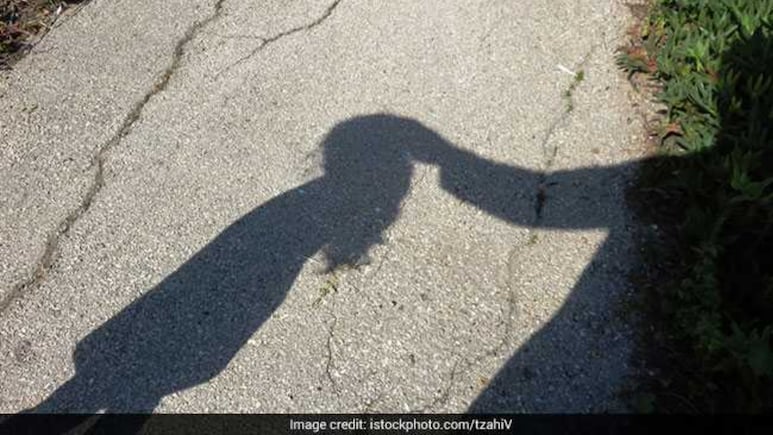 UP में एक साल की बच्ची से पड़ोसी ने किया दुष्कर्म, मां ने डंडे से पीटा, पुलिस ने दोनों पैर में मारी गोली