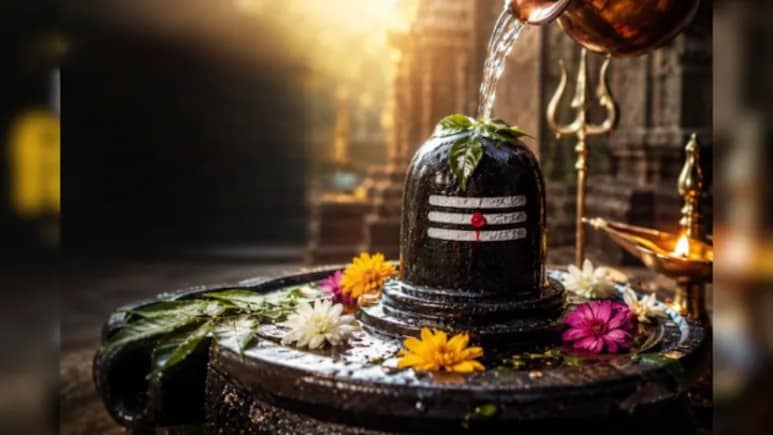 सोमवार को शिवलिंग पर जल चढ़ाते समय इन बातों का रखें ध्यान, ज्योतिषाचार्य से जानिए किस दिशा में होना चाहिए आपका मुंह