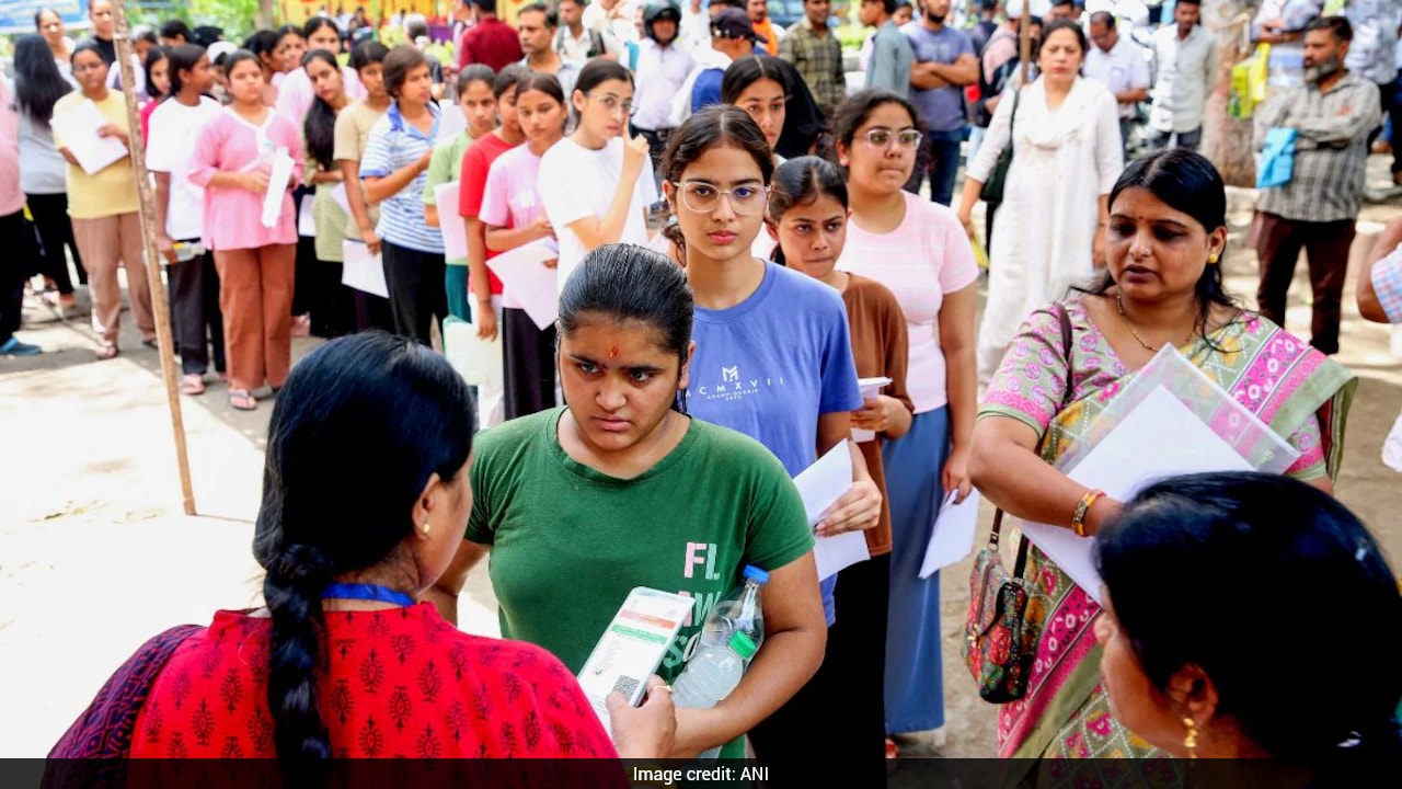 संसदीय समिति की बैठक में गूंजा NEET पेपर लीक और छात्रों के सुसाइड का मुद्दा, परीक्षा प्रणाली में सुधार की मांग