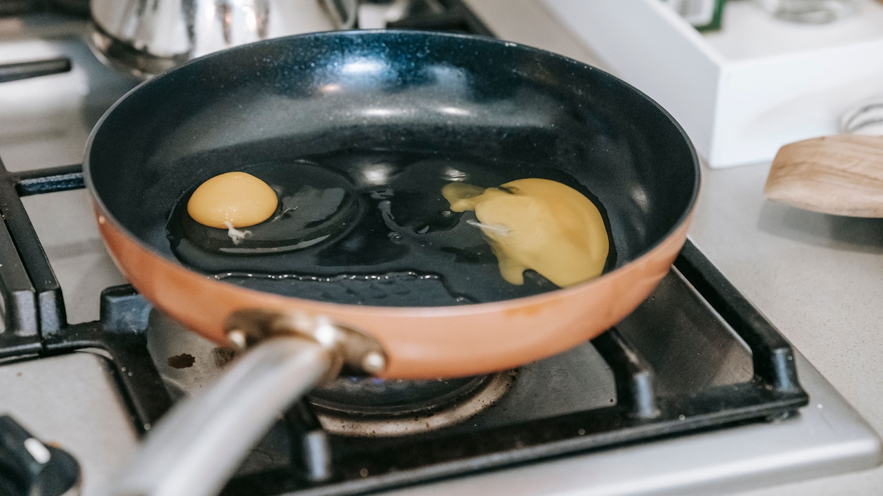 Non-Stick Pan Cleaning Mistakes That Make Food Stick And Damage It