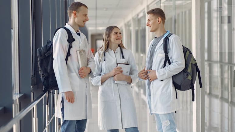 MBBS करने के लिए सस्&zwj;ते विदेशी कॉलेज की List, यहां एडमिशन के लिए NEET रैंक की जरूरत नहीं पड़ती